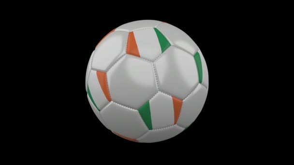 Μπάλα ποδοσφαίρου με σημαία Ιρλανδίας, άλφα βρόχο — Αρχείο Βίντεο
