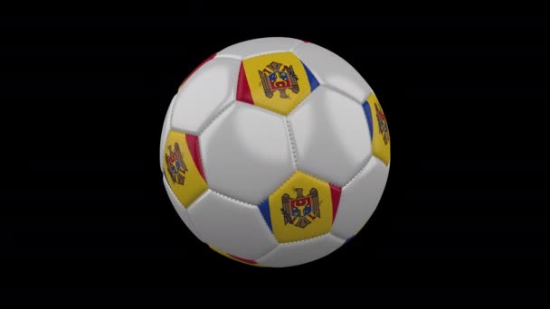 Μπάλα ποδοσφαίρου με σημαίας Μολδαβίας, βρόχο άλφα — Αρχείο Βίντεο