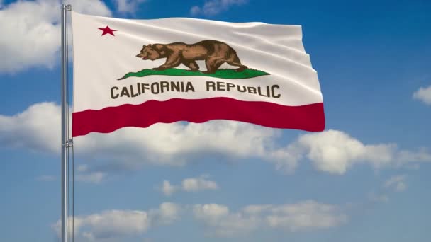 Bandera del Estado de California en el viento contra el cielo nublado — Vídeos de Stock