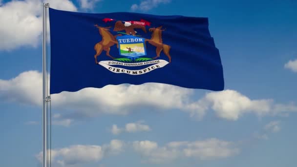 Rüzgara karşı bulutlu gökyüzü Michigan Devlet bayrağı — Stok video