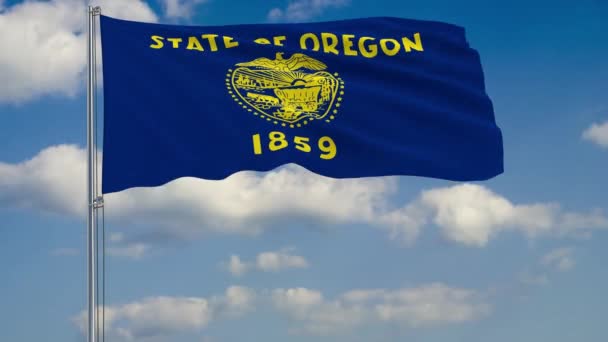 Oregonische Staatsflagge im Wind gegen bewölkten Himmel — Stockvideo