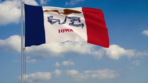 Bandeira do Estado de Iowa no vento contra o céu nublado — Vídeo de Stock