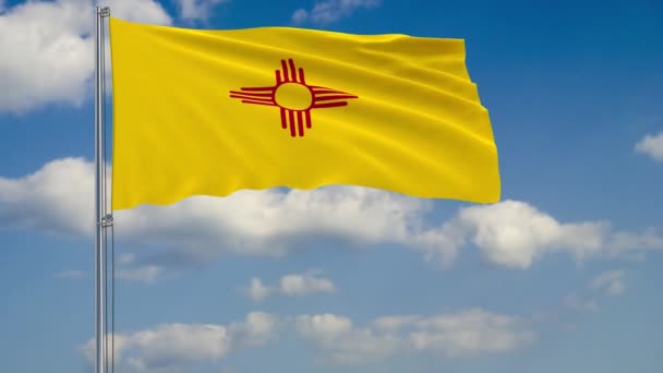 Vlag van New Mexico in wind tegen bewolkte hemel — Stockvideo