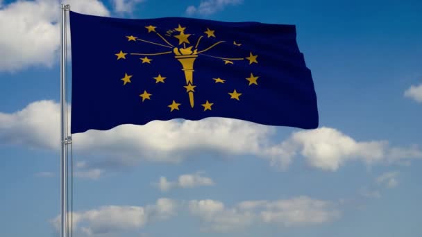Indiana vlag in de wind tegen bewolkte hemel — Stockvideo