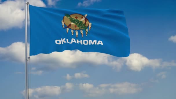 Bandeira do estado de Oklahoma no vento contra o céu nublado — Vídeo de Stock