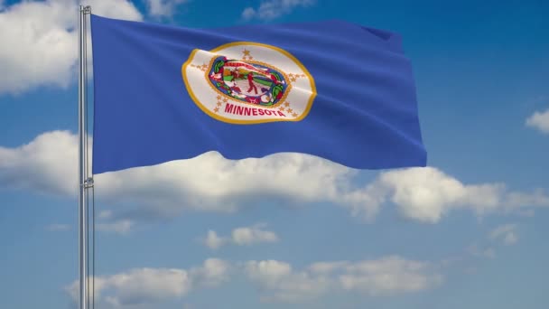 Rüzgara karşı bulutlu gökyüzü Minnesota Devlet bayrağı — Stok video