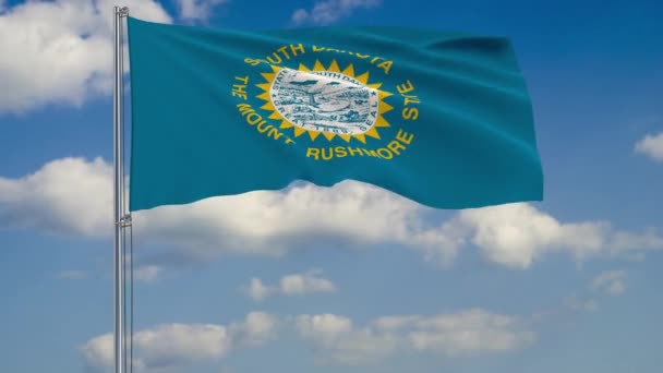 Dakota del Sud Bandiera di Stato nel vento contro il cielo nuvoloso — Video Stock