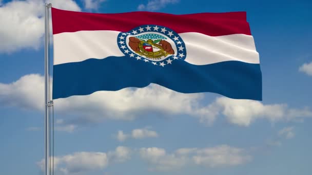 Bandera del estado de Missouri en el viento contra el cielo nublado — Vídeo de stock