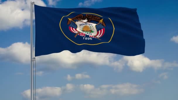 Bandera del estado de Utah en viento contra cielo nublado — Vídeo de stock