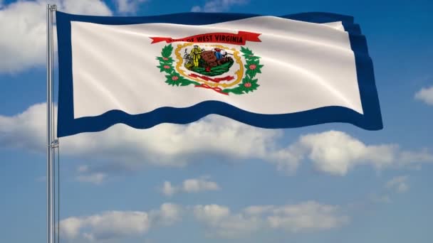 Bandera del Estado de Virginia Occidental en viento contra el cielo nublado — Vídeo de stock