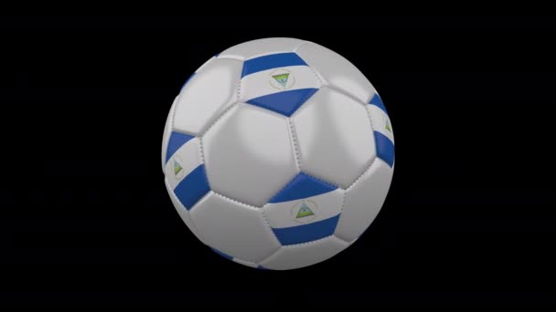 Balón de fútbol con bandera de Nicaragua, 4k con alfa, loop — Vídeos de Stock