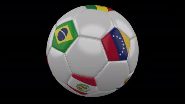 Balón de Fútbol con America Cup en Brasil 2019 banderas, bucle alfa — Vídeos de Stock