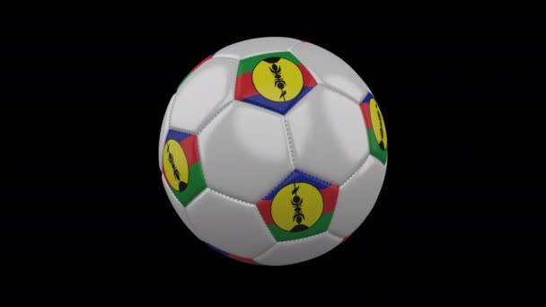 Balón de fútbol con bandera de Nueva Caledonia, 4k con alfa, bucle — Vídeos de Stock
