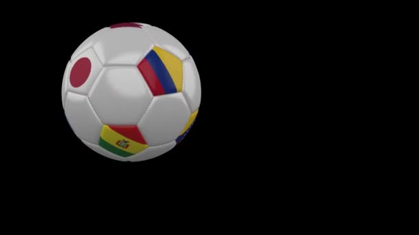 Ballon de football avec drapeaux Copa America 2019, se déplaçant sur fond transparent, canal alpha, boucle — Video
