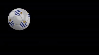 Uruguay bayrağı ile futbol topu geçmiş kamera uçar, yavaş hareket, alfa kanal