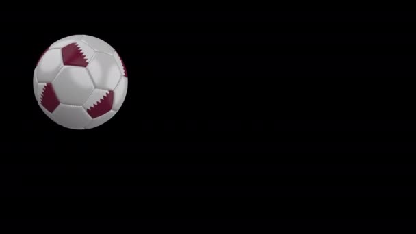 Qatar bayrağı ile futbol topu geçmiş kamera uçar, yavaş hareket, alfa kanal — Stok video
