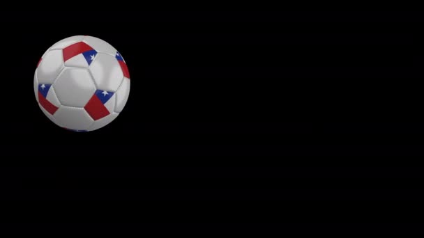 Футбольный мяч с флагом Чили пролетает мимо камеры, замедленная съемка, альфа-канал — стоковое видео
