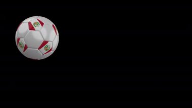 Peru bayrağı ile futbol topu geçmiş kamera uçar, yavaş hareket, alfa kanal