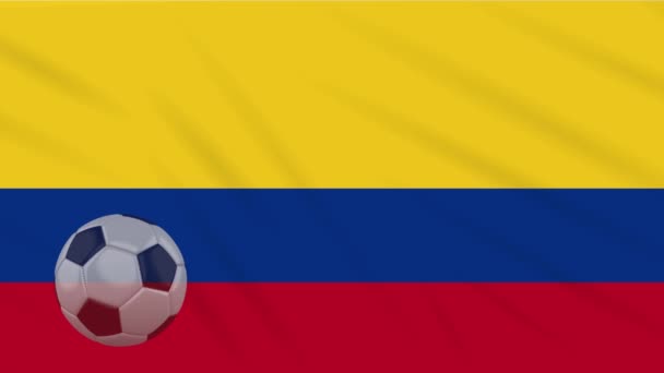 Bandera de Colombia y pelota de fútbol gira contra telón de fondo de tela ondulante — Vídeo de stock