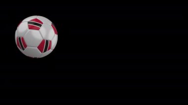 Trinidad ve Tobago bayrağı ile Futbol topu kamera yavaş hareket alfa geçmiş uçar
