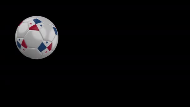 パナマの旗を持つサッカーボールは、過去のカメラ、スローモーション、アルファチャンネルを飛ぶ — ストック動画