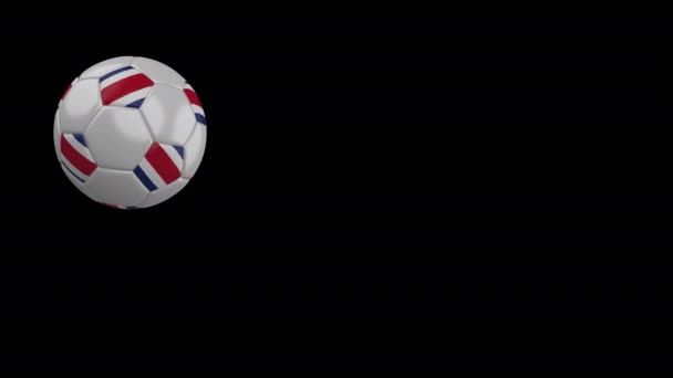 Balón de fútbol con bandera de Costa Rica vuela más allá de la cámara, cámara lenta, canal alfa — Vídeos de Stock