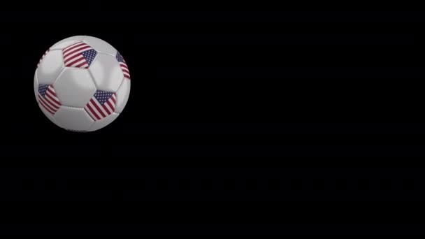 Piłka nożna z flagą USA leci obok aparatu, powolny ruch, kanał alfa — Wideo stockowe