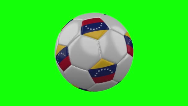 Футбольный мяч с флагом Венесуэлы на зеленом фоне хромы, петля — стоковое видео