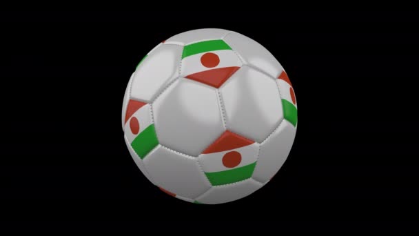 Balón de fútbol con bandera Níger bucle 4k con alfa — Vídeo de stock