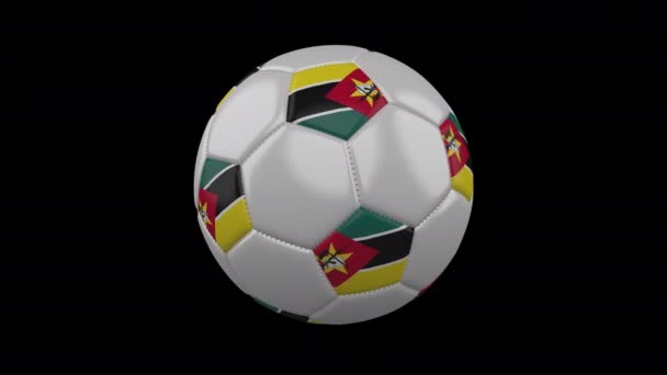 Bayrak Mozambik döngü 4k alfa ile Futbol topu — Stok video