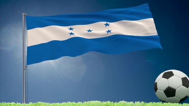 Bandera de Honduras ondeando y rollos de fútbol — Vídeos de Stock