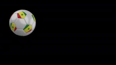 Bayrak Senegal ile Futbol topu, yavaş hareket bulanıklığı, alfa kanal ile 4k görüntüleri