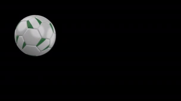 Футбольный мяч с флагом Нигерии, размытие замедленной съемки, 4k кадров с альфа-каналом — стоковое видео