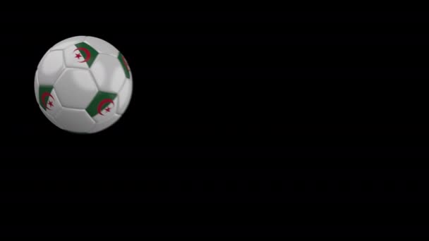 Bola de futebol com bandeira Argélia, desfoque em câmera lenta, imagens 4k com canal alfa — Vídeo de Stock