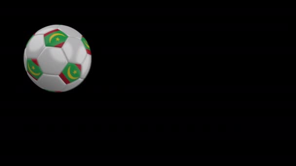 Pelota de fútbol con bandera Mauritania, desenfoque en cámara lenta, metraje 4k con canal alfa — Vídeos de Stock