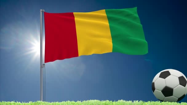 Guinea flagga fladdrande och fotboll rullar — Stockvideo