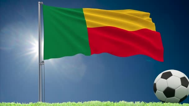 Bandera de Benín ondeando y rollos de fútbol — Vídeo de stock