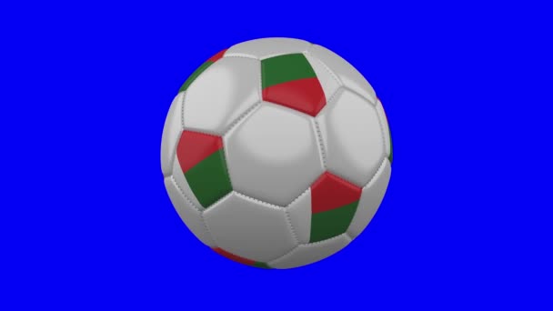 青いクロマキーの背景にマダガスカルフラグを持つサッカーボール、ループ — ストック動画