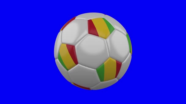 Pallone da calcio con bandiera Mali su sfondo blu chroma key, loop — Video Stock