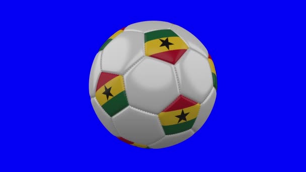 Balón de fútbol con bandera de Ghana sobre fondo de croma azul, bucle — Vídeos de Stock
