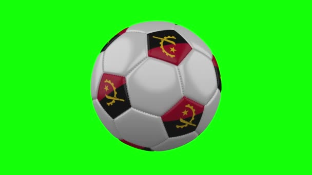 Balón de fútbol con bandera de Angola sobre fondo croma key verde, bucle — Vídeo de stock