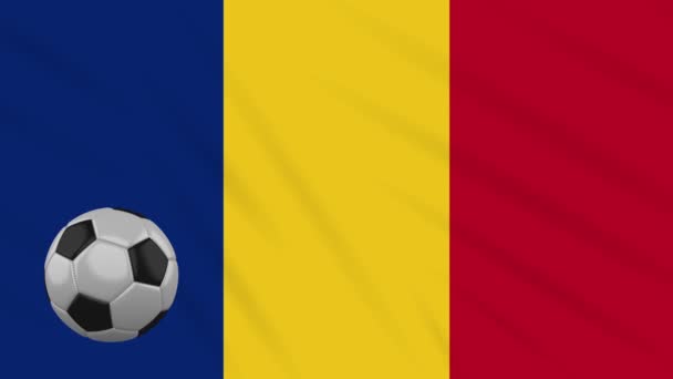 Bandera de Rumania ondeando y el fútbol gira, bucle — Vídeos de Stock