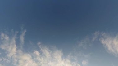 Mavi gökyüzünde bulutlar, hızlandırılmış, 4k görüntüleri