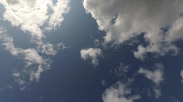 Облака в голубом небе, время истекло, 4K кадров — стоковое видео