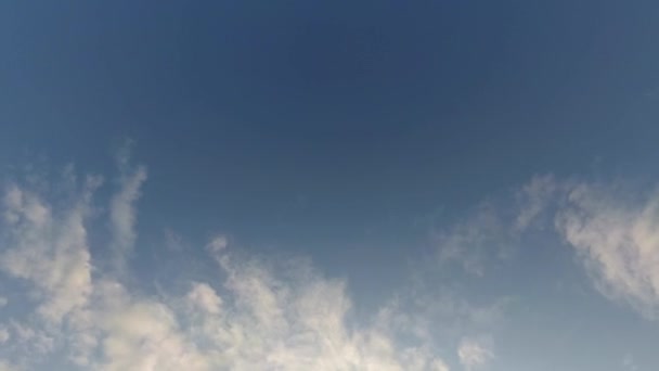 Σύννεφα στον γαλάζιο ουρανό, χρονολήξη, βίντεο 4K — Αρχείο Βίντεο
