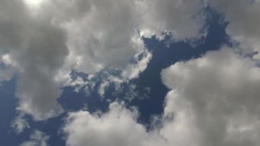 Mavi gökyüzünde bulutlar, timelapse 4k görüntüleri