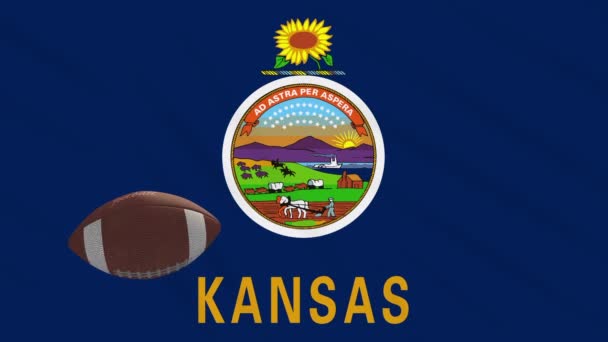 Bandeira Kansas acenando e bola de futebol americano gira, loop — Vídeo de Stock