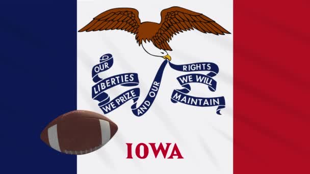 Iowa bayrağı sallanıyor ve Amerikan futbol topu dönüyor, dönüyor — Stok video