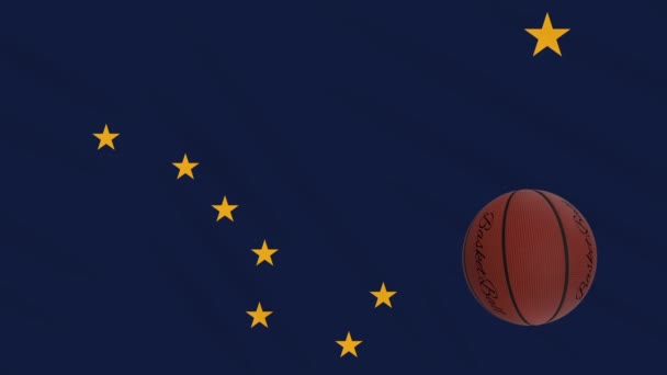 Alaska bayrağı sallanıyor ve Amerikan futbol topu dönüyor, basketbol... — Stok video