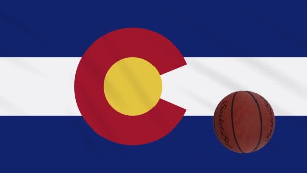 Drapeau du Colorado agitant et ballon de basket tourne, boucle — Video